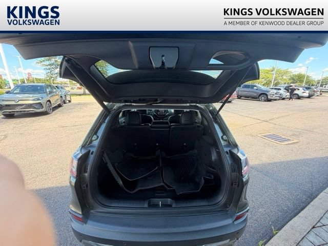 Used 2019 Jeep Cherokee Limited w/ Luxury Group AWD/4WD image 7