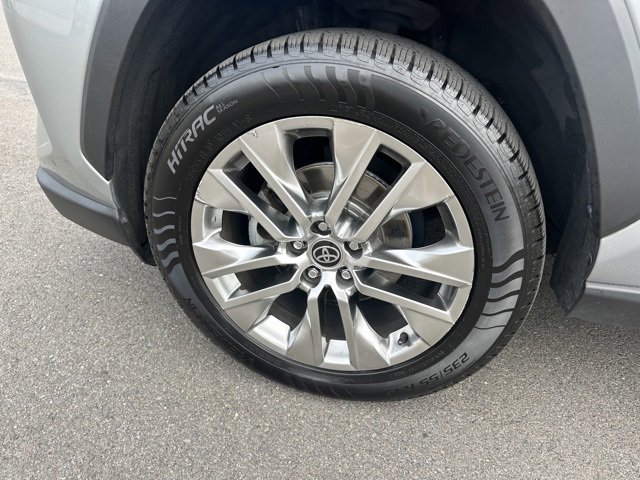 Used 2021 Toyota RAV4 XLE Premium image 28