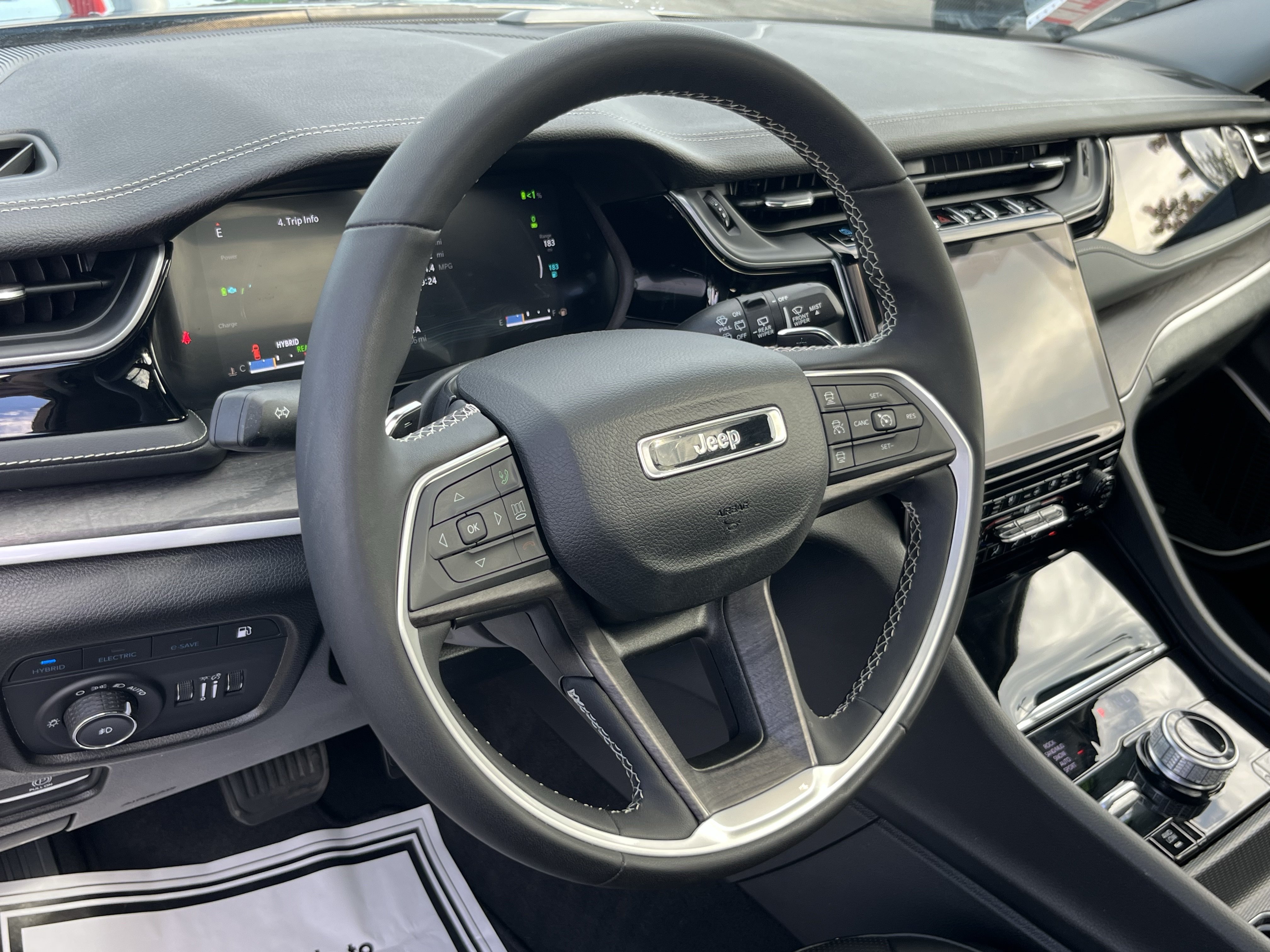 Used 2023 Jeep Grand Cherokee 4WD 4xe w/ Luxury Tech Group II image 27