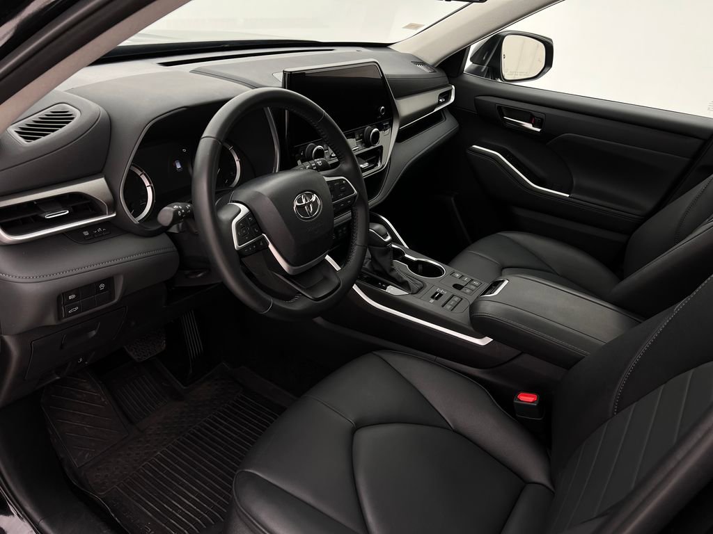 Used 2024 Toyota Highlander XLE image 12
