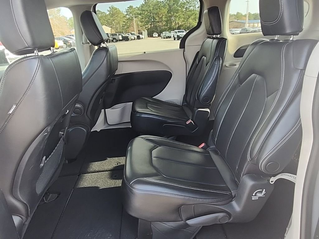 Certified 2023 Chrysler Pacifica Touring-L image 30