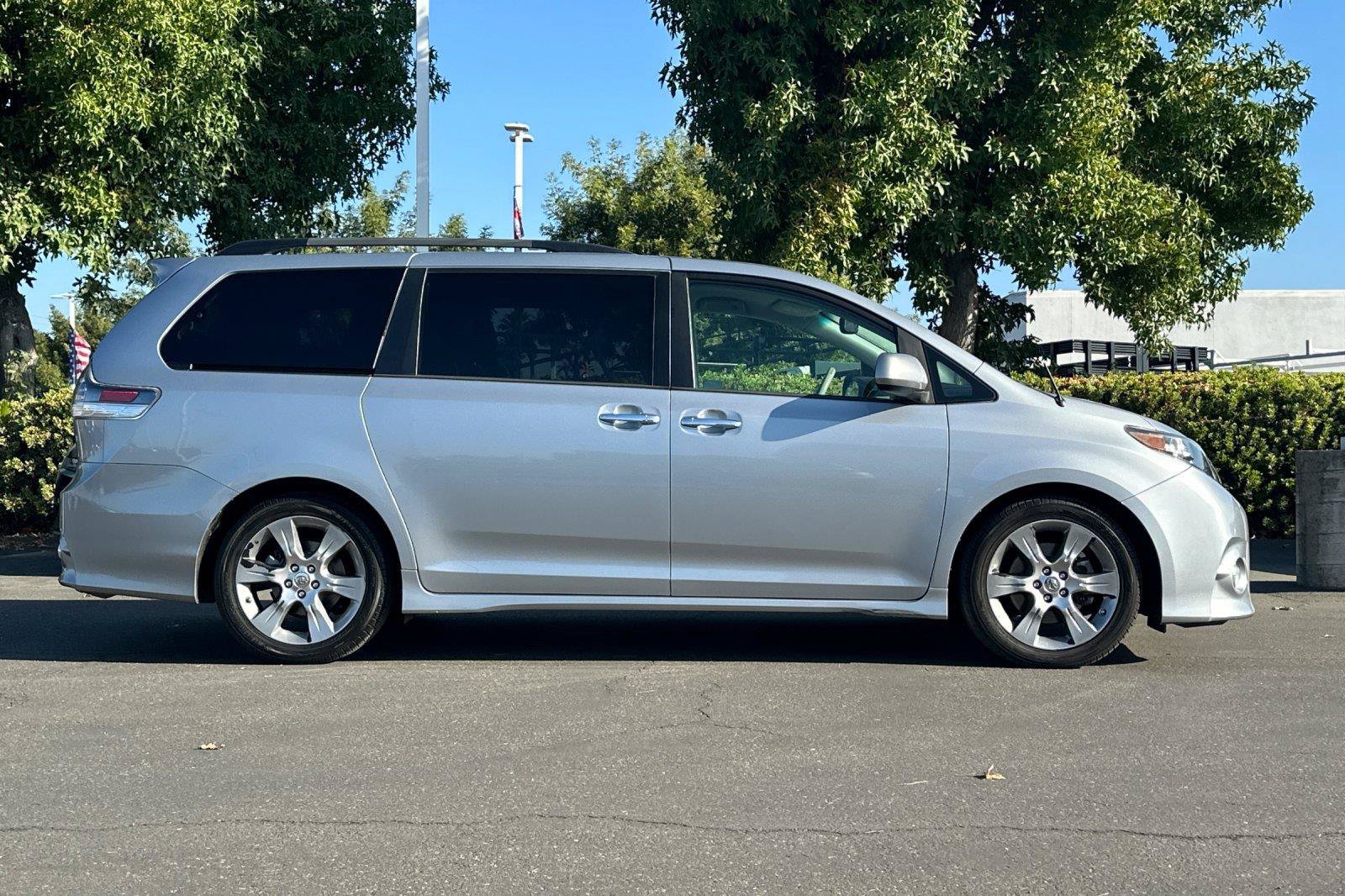 Used 2014 Toyota Sienna SE FWD image 2
