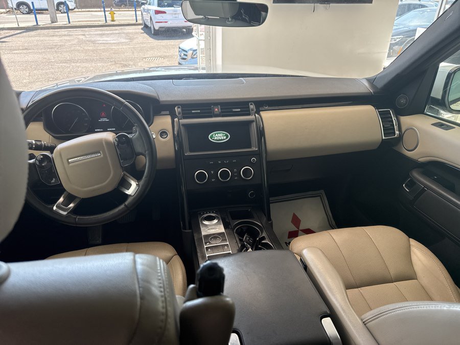 Used 2020 Land Rover Discovery SE AWD/4WD image 11