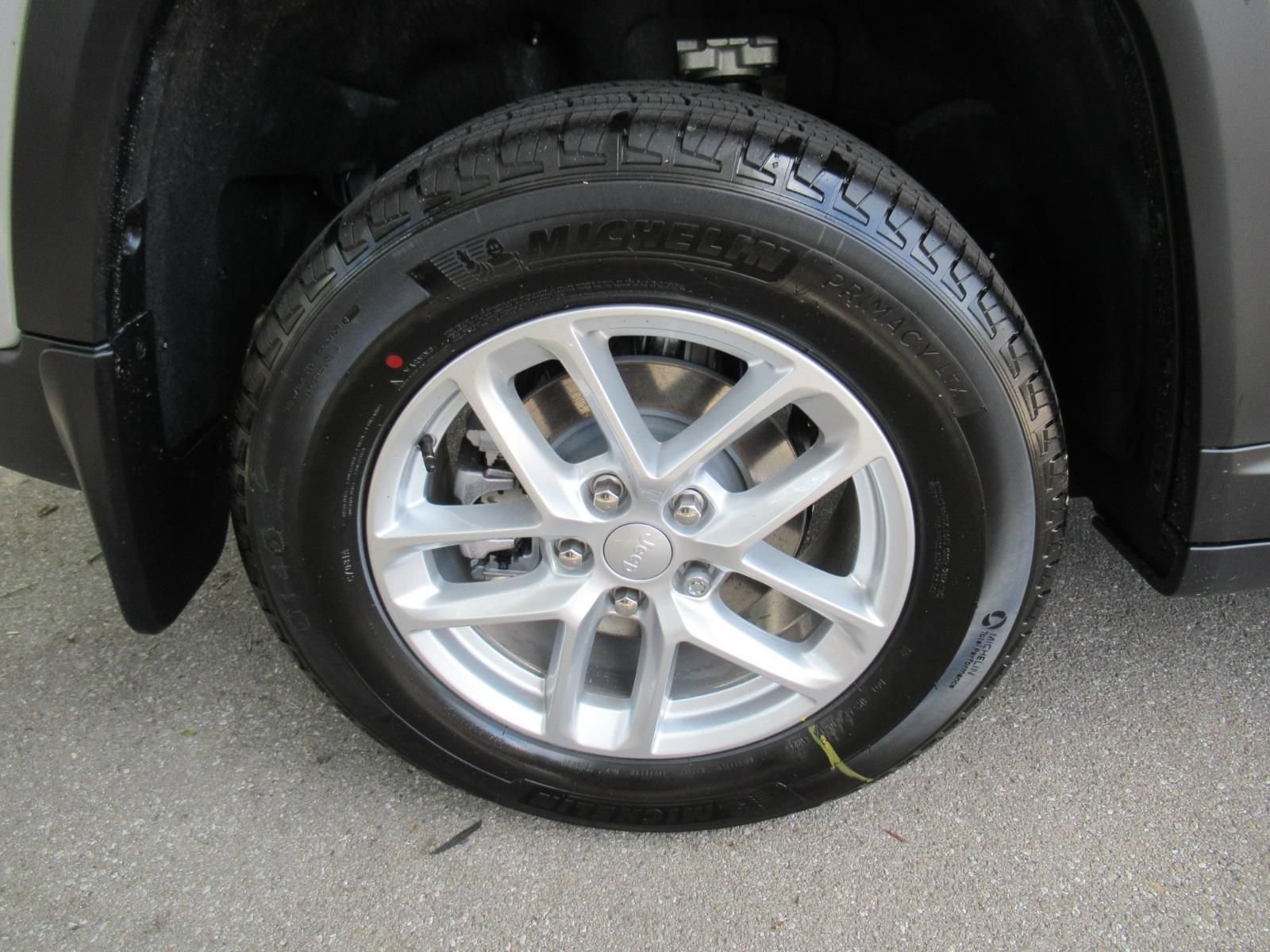 New 2026 Jeep Grand Cherokee Laredo w/ MOPAR Finishing Package RWD image 7