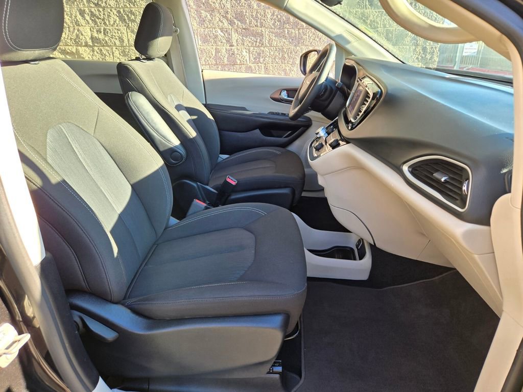 Used 2023 Chrysler Voyager LX image 19
