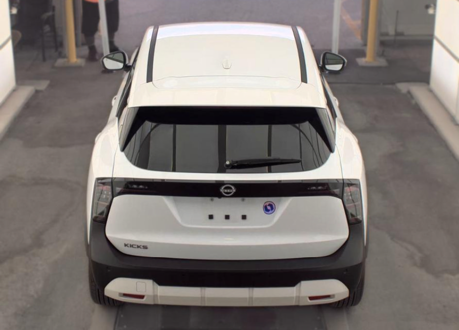 Used 2025 Nissan Kicks SV FWD image 7
