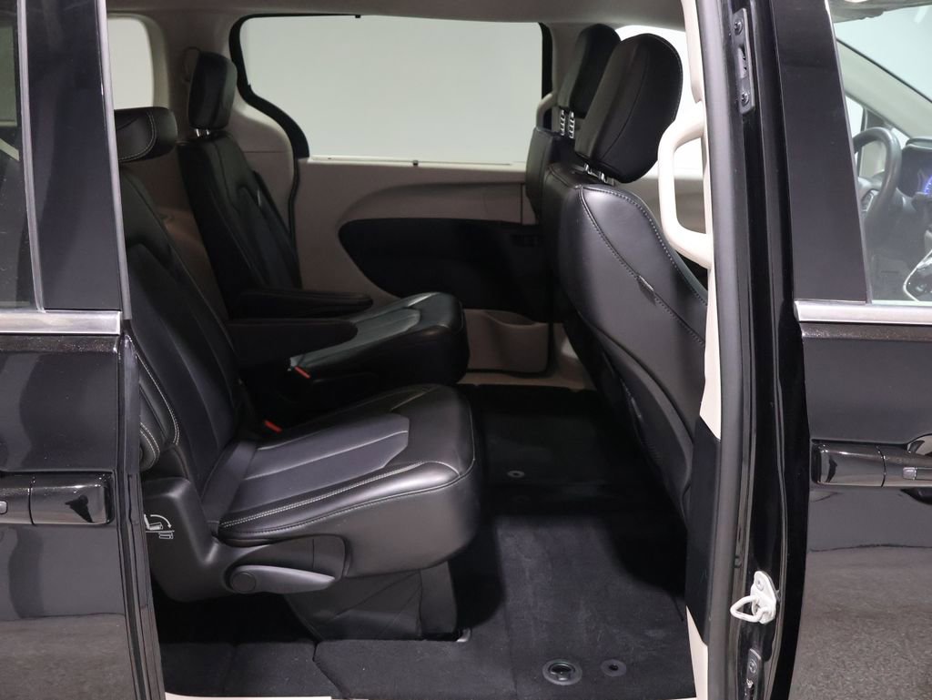 Certified 2024 Chrysler Pacifica Touring-L image 22