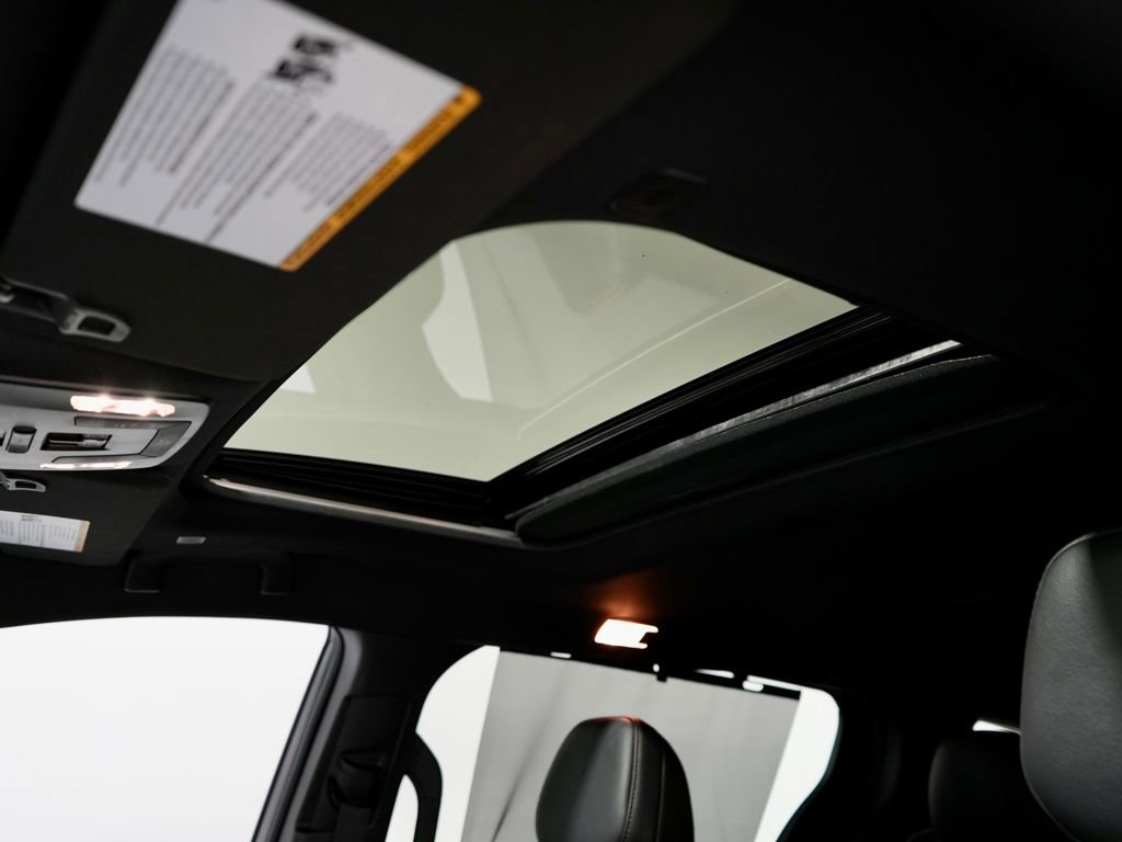 Used 2025 Toyota Sienna XLE Woodland Edition image 6