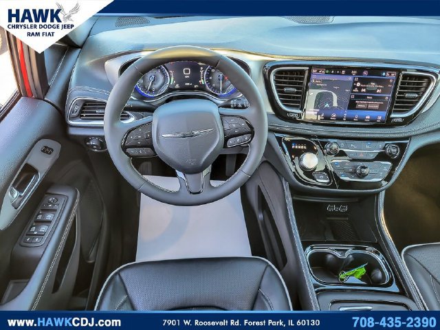 Used 2025 Chrysler Pacifica Limited FWD image 14