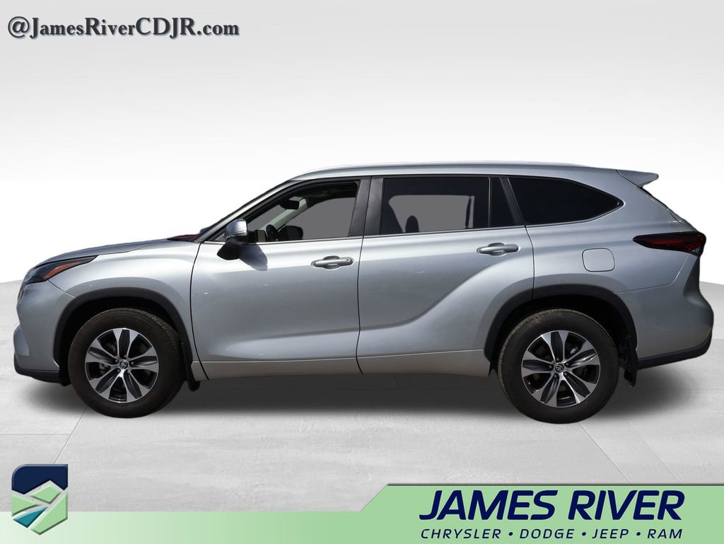 Used 2025 Toyota Highlander XLE image 2