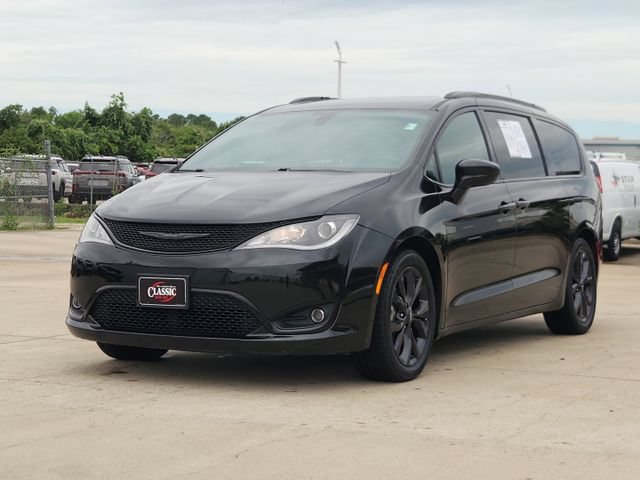 Used 2020 Chrysler Pacifica Touring-L w/ S Appearance Package FWD image 3
