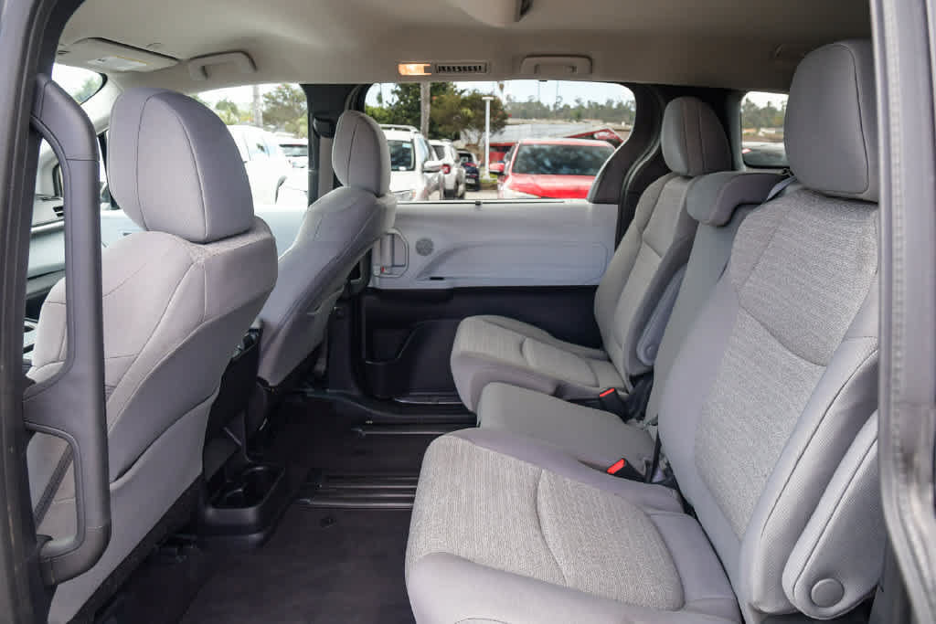 Used 2025 Toyota Sienna LE FWD image 19