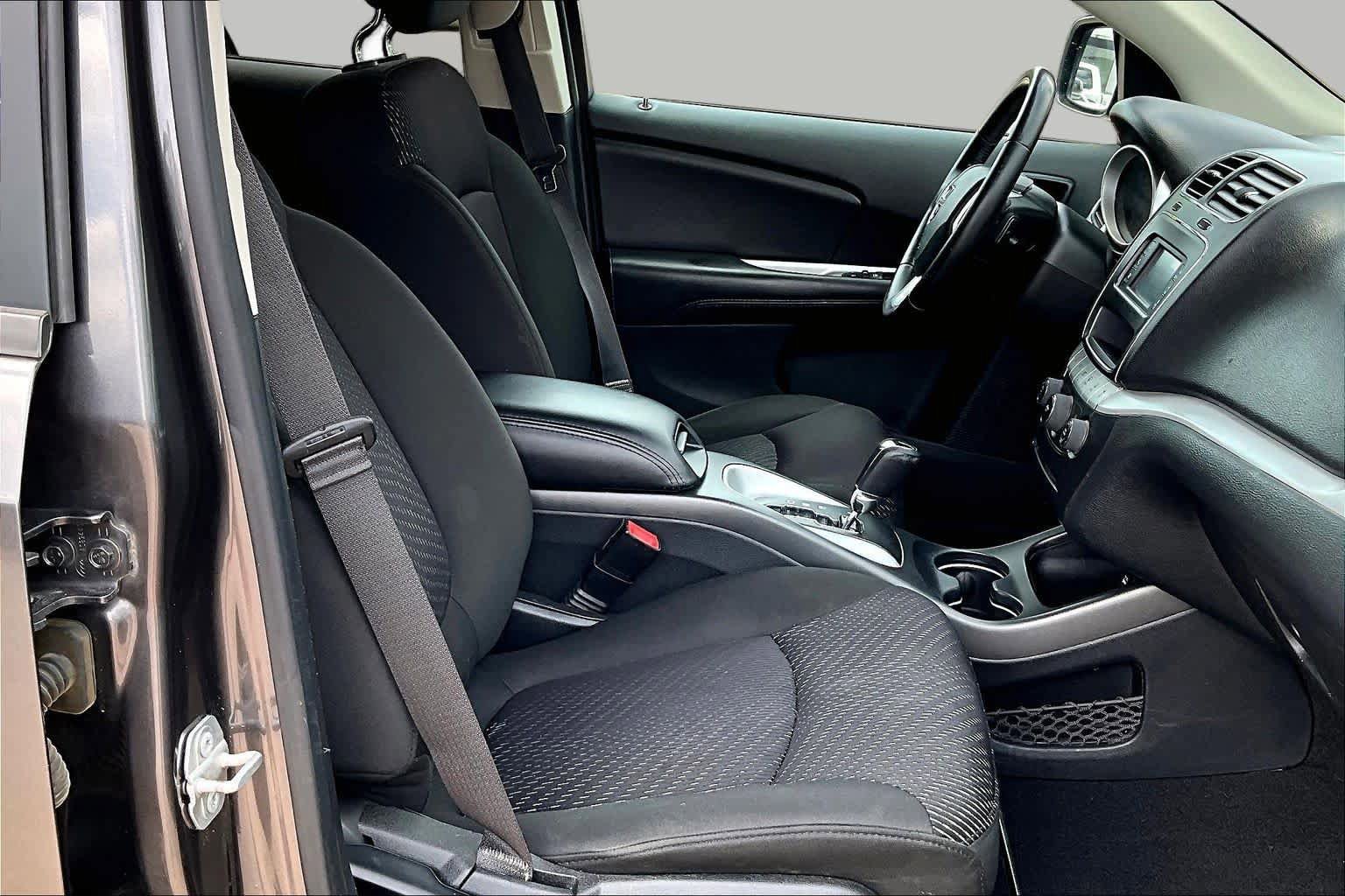 Used 2019 Dodge Journey SE w/ Connectivity Group FWD image 9