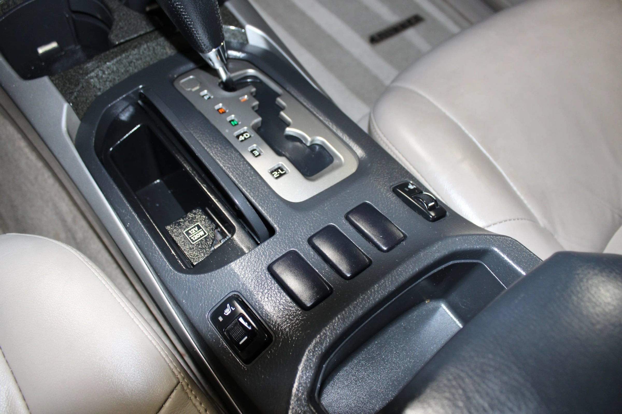 Used 2004 Toyota 4Runner Limited w/ Preferred Accessory Pkg RWD image 16
