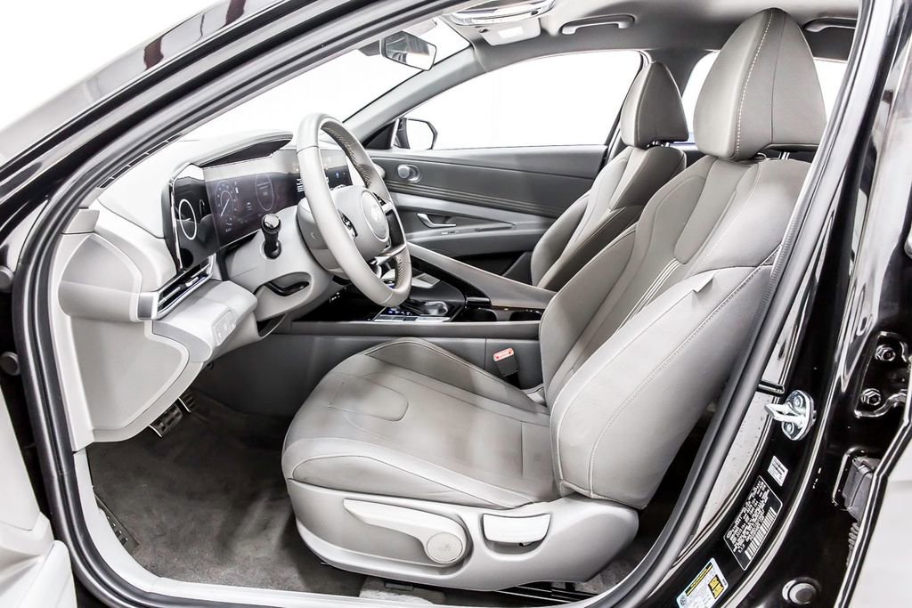Used 2025 Hyundai Elantra SEL FWD image 24