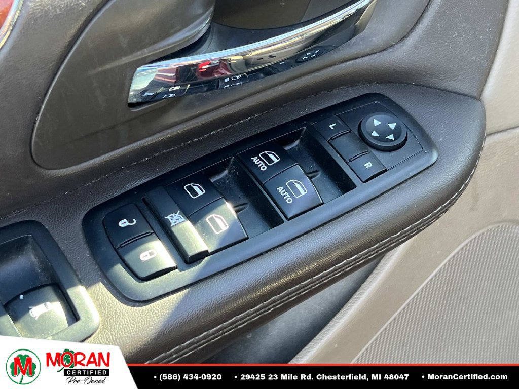 Used 2015 Chrysler Town & Country Touring FWD image 15