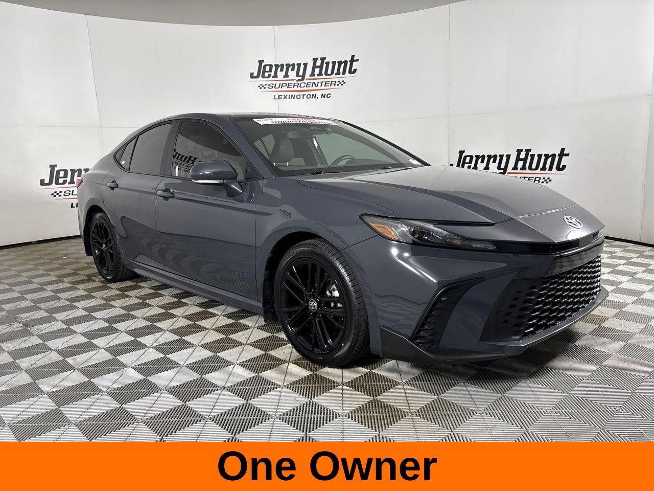 Used 2025 Toyota Camry SE FWD image 4