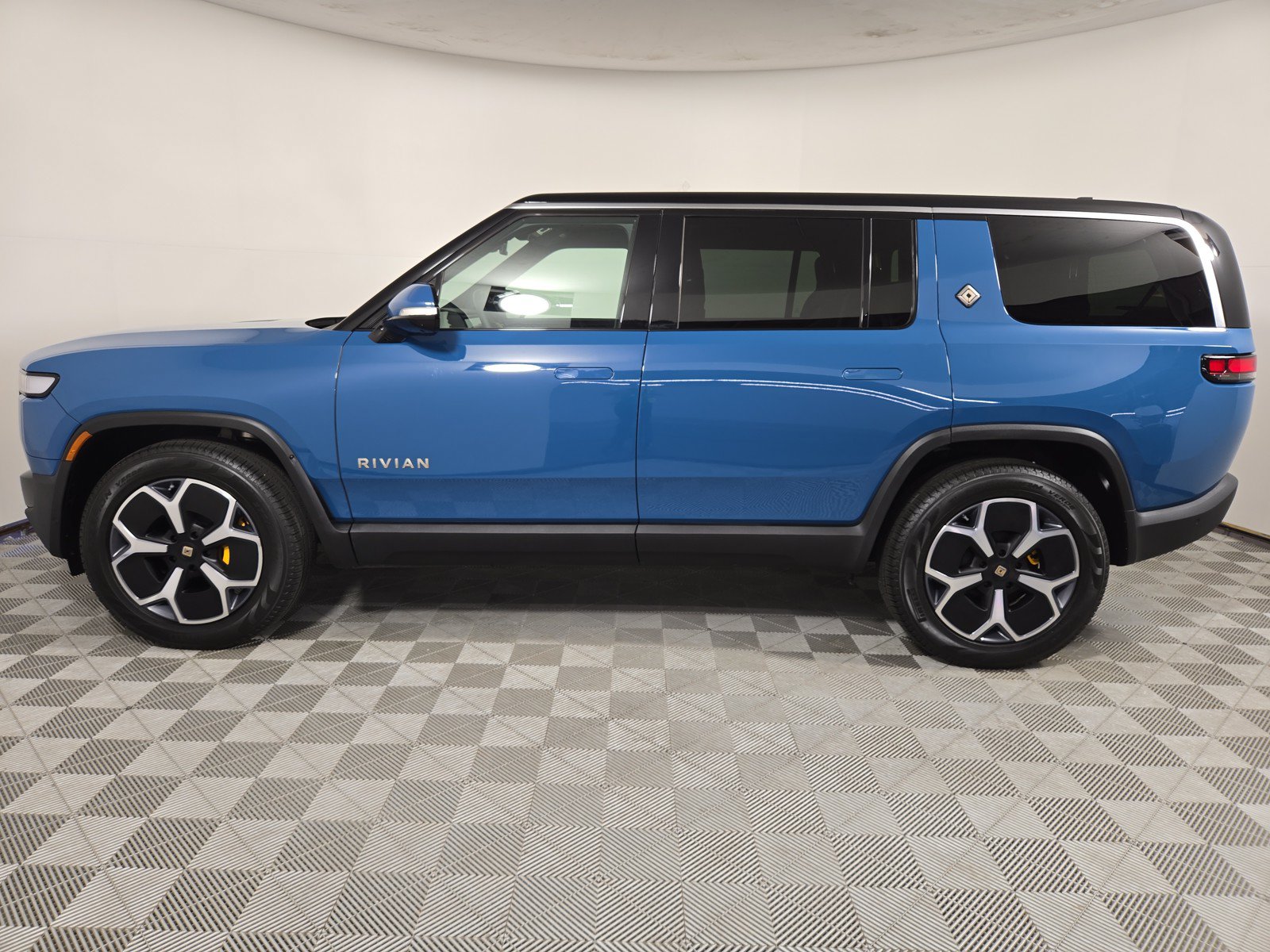 Used 2023 Rivian R1S Adventure AWD/4WD image 2