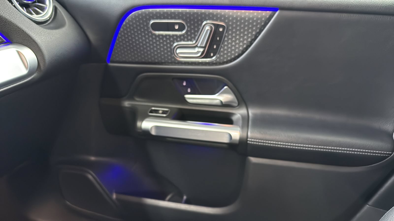 Used 2024 Mercedes-Benz GLB 250 image 23