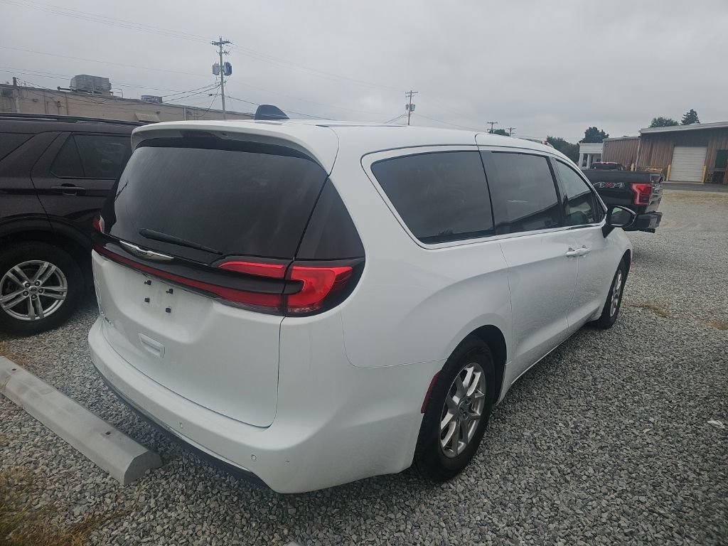Used 2025 Chrysler Pacifica Select FWD image 7