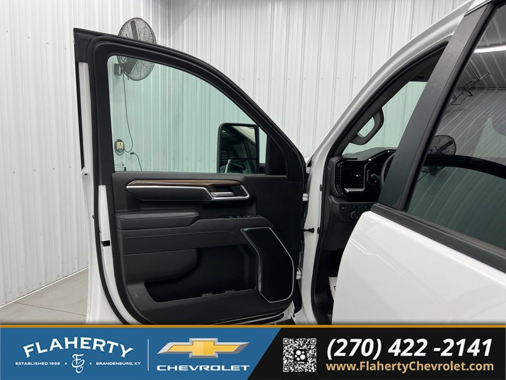 Used 2025 Chevrolet Silverado 2500 LT w/ Convenience Package AWD/4WD image 8