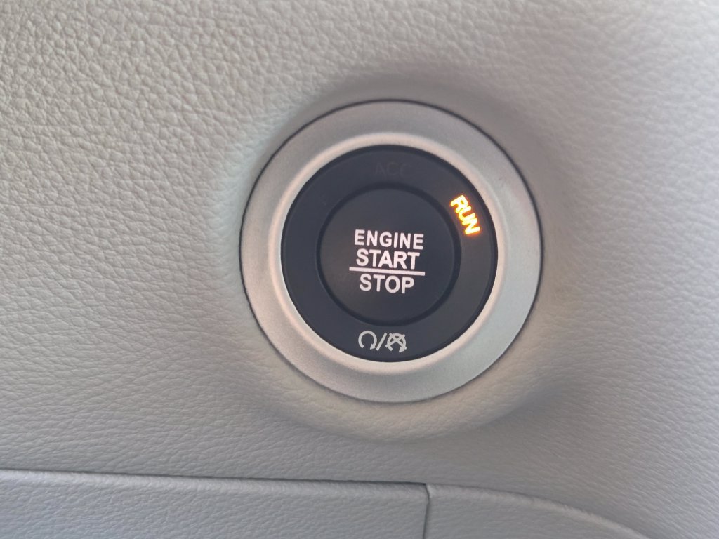 Used 2022 Chrysler Pacifica Touring-L w/ Uconnect Theater Family Group FWD image 12