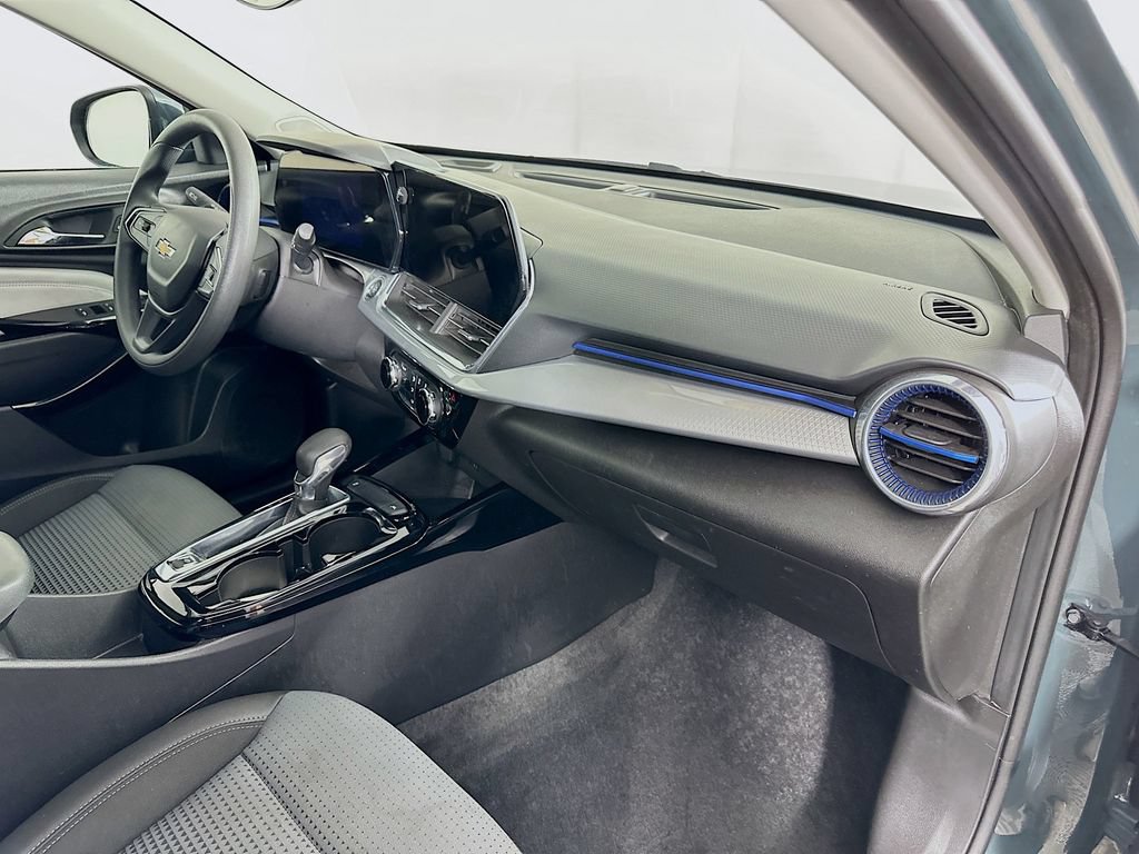 Used 2025 Chevrolet Trax LT FWD image 33