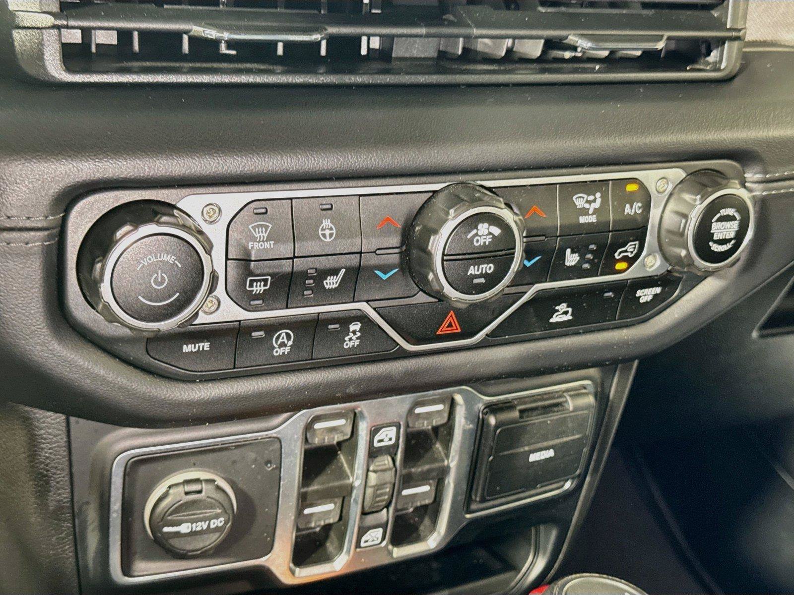 Used 2025 Jeep Wrangler Unlimited Sahara AWD/4WD image 13