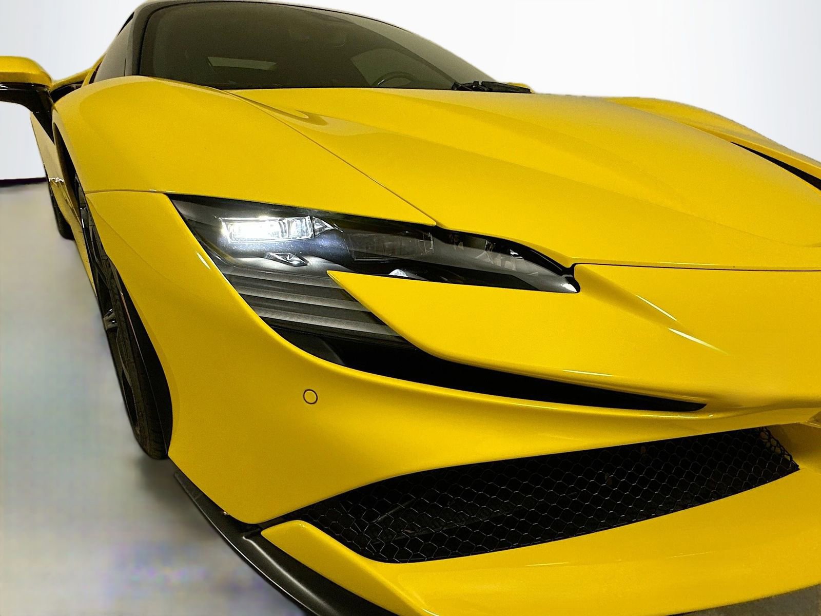 Used 2022 Ferrari SF90 Stradale AWD/4WD image 9