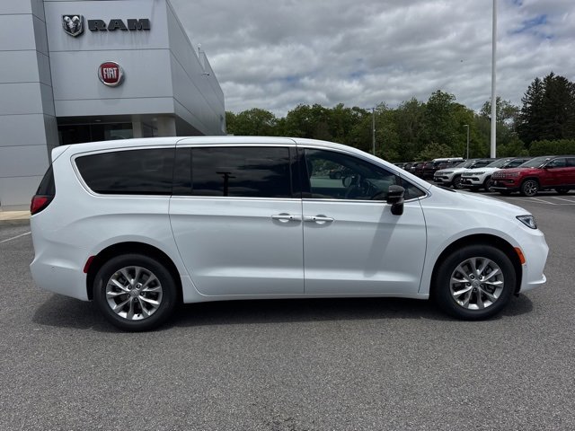 New 2025 Chrysler Pacifica Select image 2