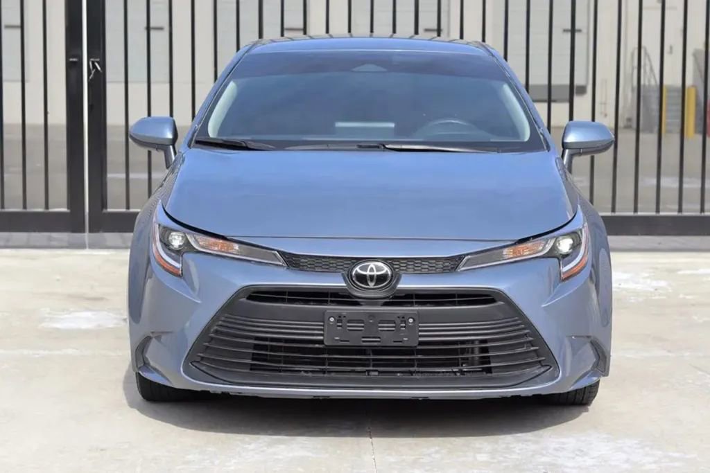 Used 2024 Toyota Corolla LE w/ LE Convenience Package image 2