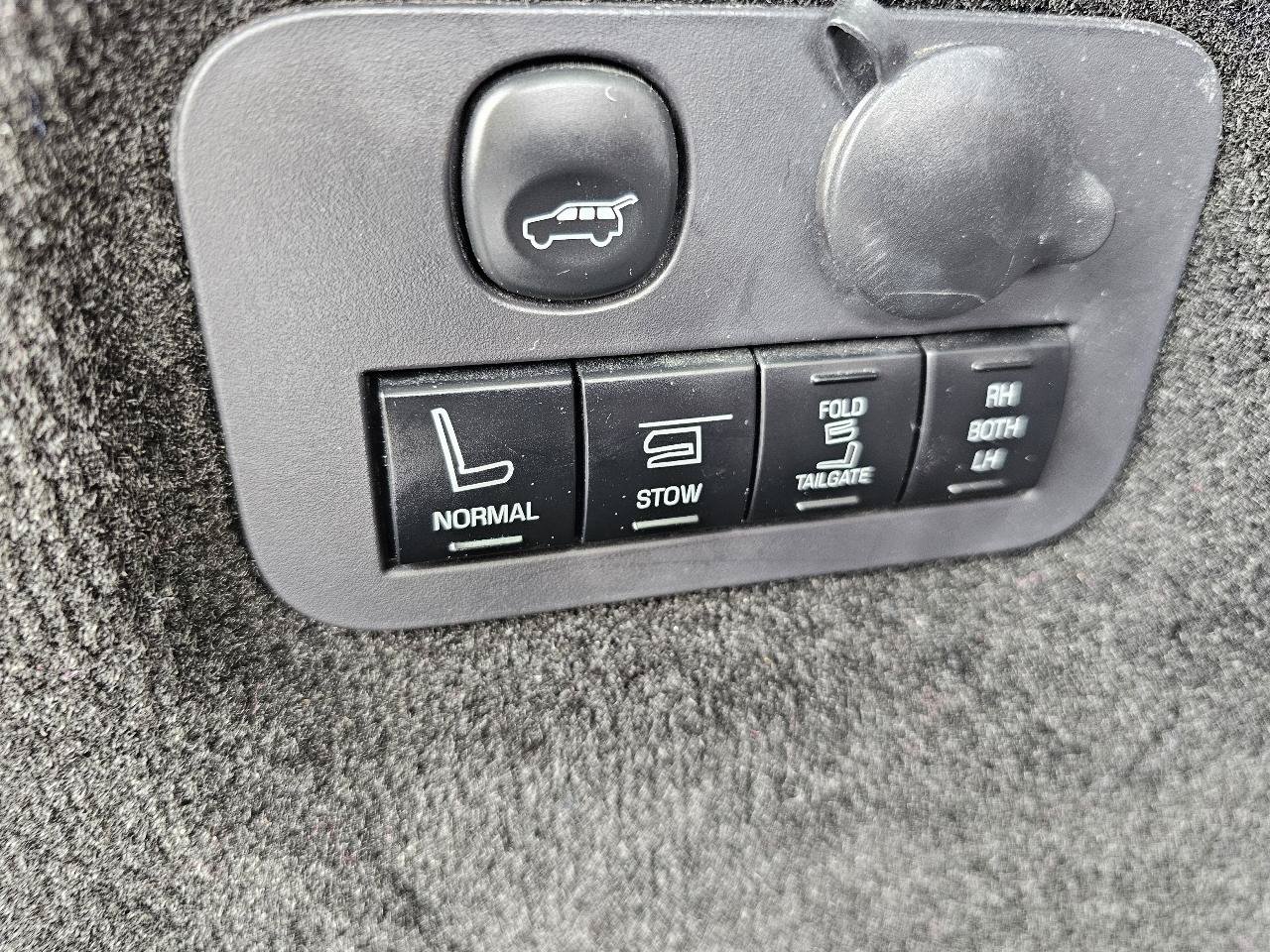 Used 2014 Lincoln MKT AWD image 36