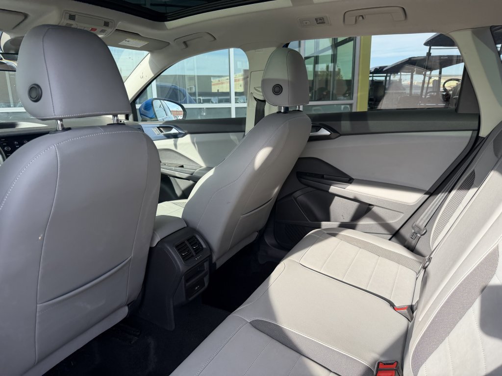 Used 2022 Volkswagen Taos SE w/ Panoramic Sunroof Package AWD/4WD image 34
