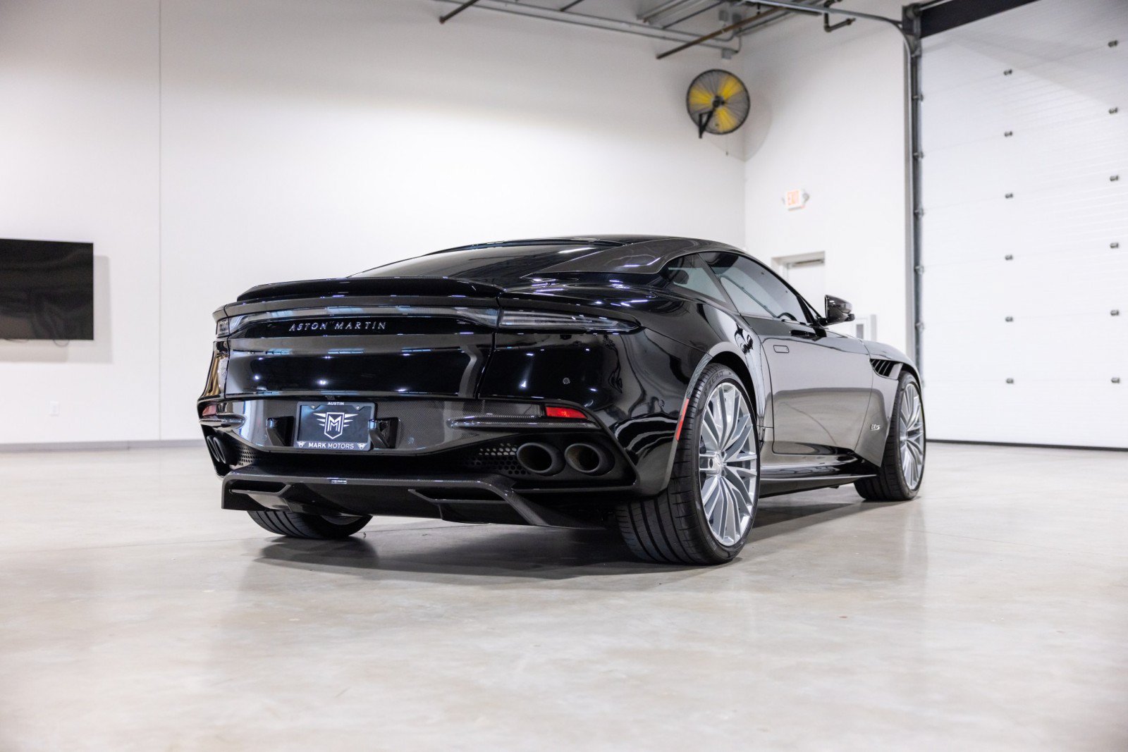 Used 2022 Aston Martin DBS Superleggera RWD image 4