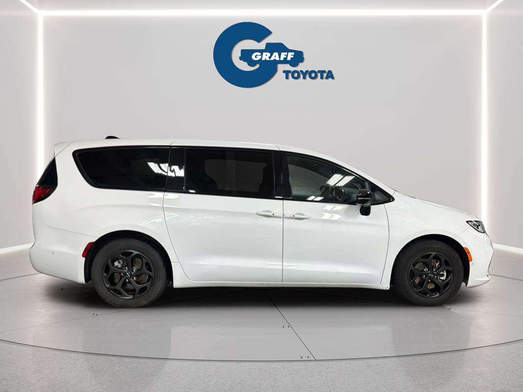 Used 2024 Chrysler Pacifica Limited FWD image 6