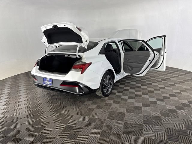 Certified 2025 Hyundai Elantra SEL FWD image 18