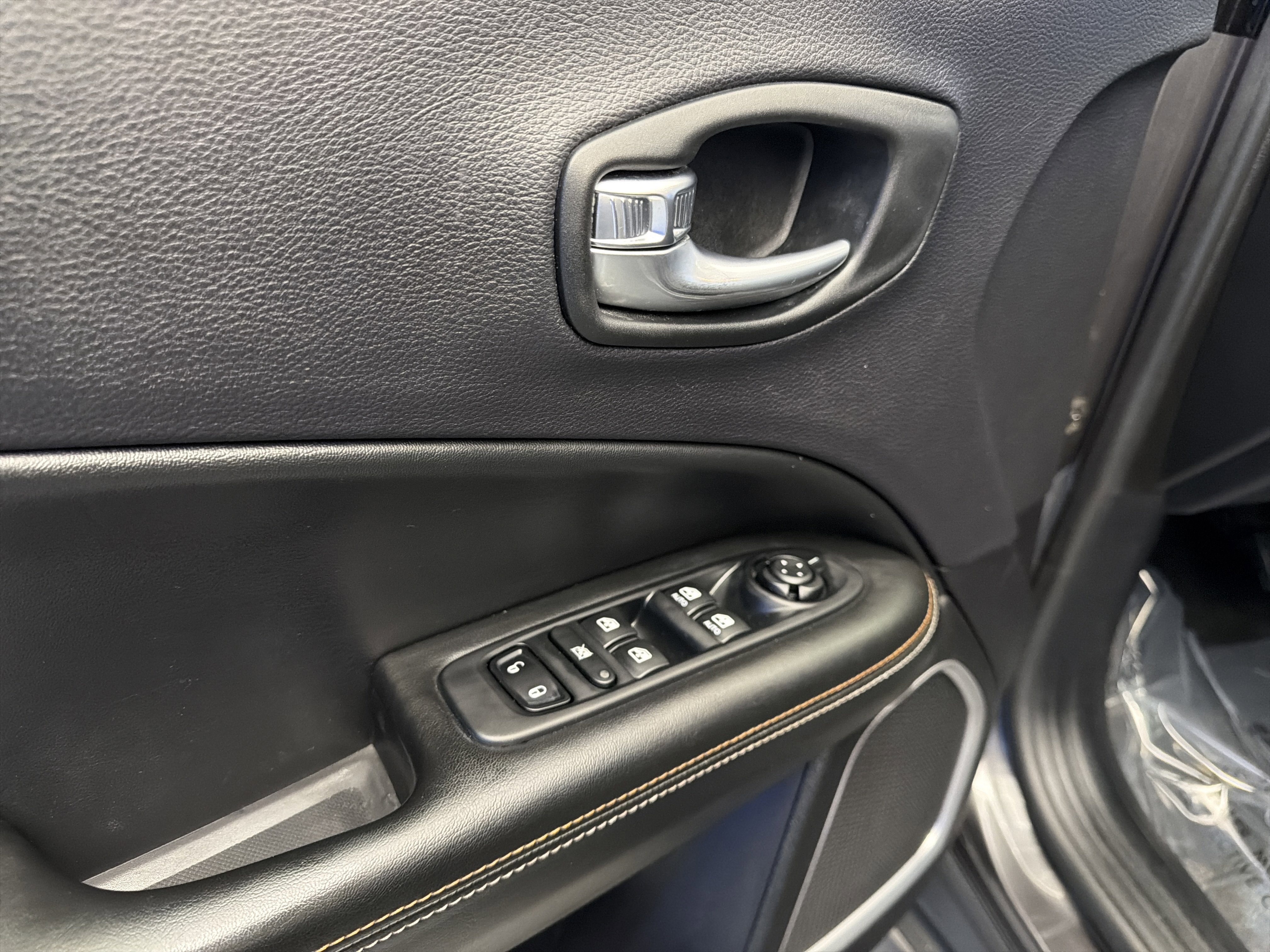 Used 2018 Jeep Compass Latitude w/ Popular Equipment Group AWD/4WD image 11