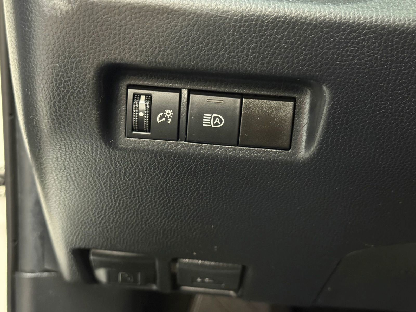 Used 2019 Toyota RAV4 LE w/ Carpet Mat Package AWD/4WD image 27