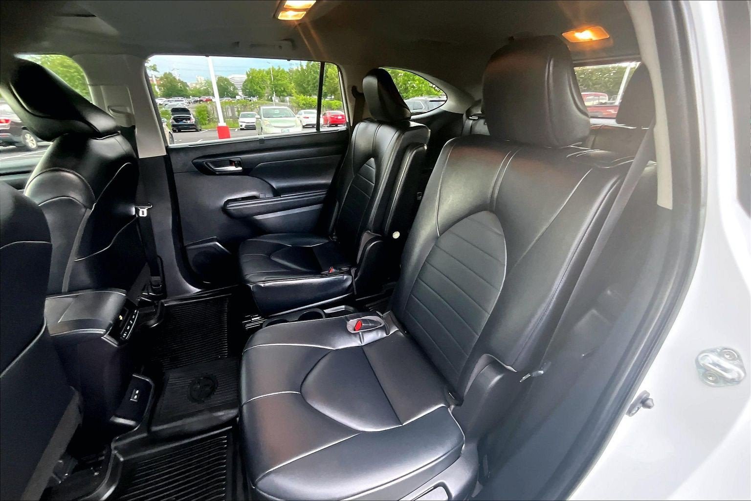 Used 2023 Toyota Highlander XLE AWD/4WD image 25