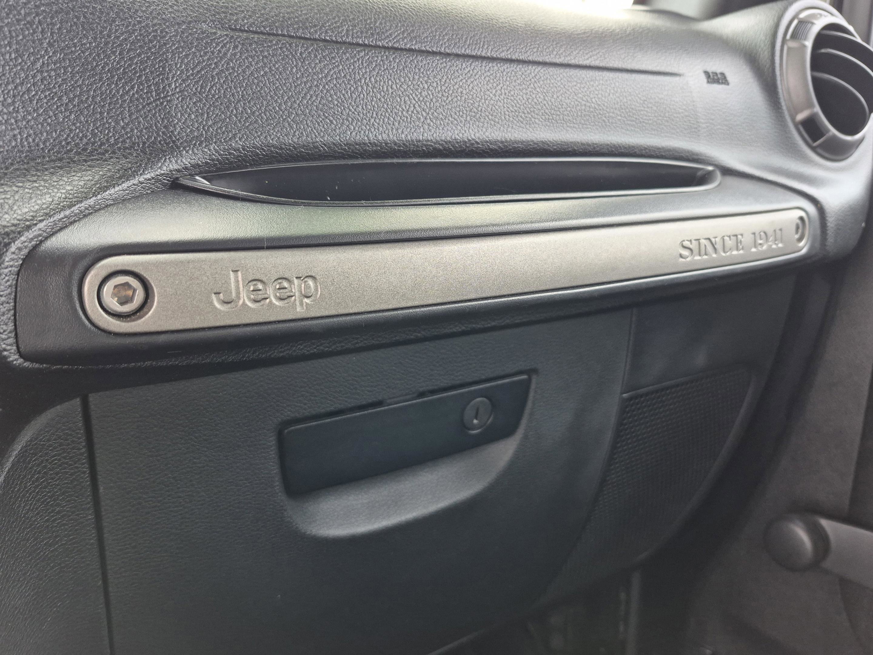 Used 2015 Jeep Wrangler Sport AWD/4WD image 12