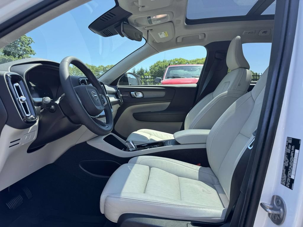 Certified 2024 Volvo XC40 B5 Plus w/ Protection Package Premier AWD/4WD image 17