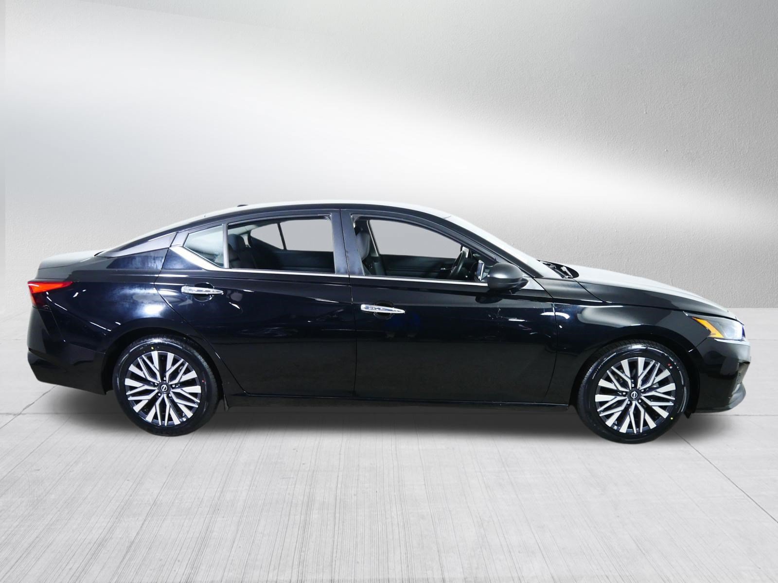 Used 2025 Nissan Altima 2.5 SV FWD image 8