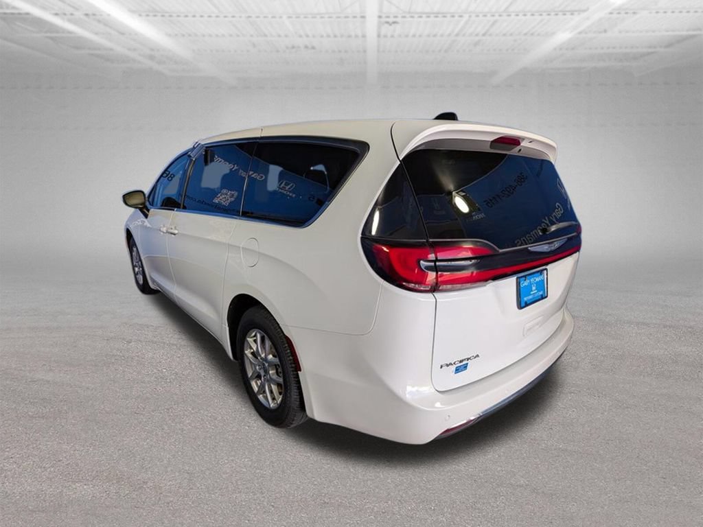 Used 2023 Chrysler Pacifica Touring-L FWD image 7