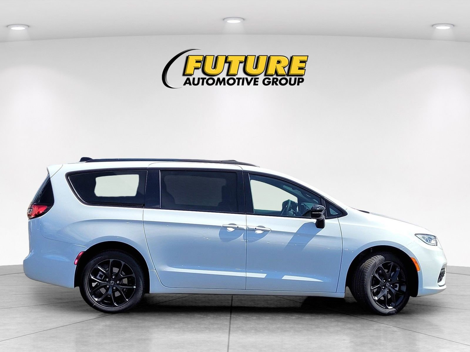 New 2026 Chrysler Pacifica Limited w/ S Appearance Package image 3