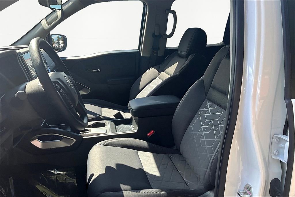 Used 2025 Nissan Frontier SV image 15