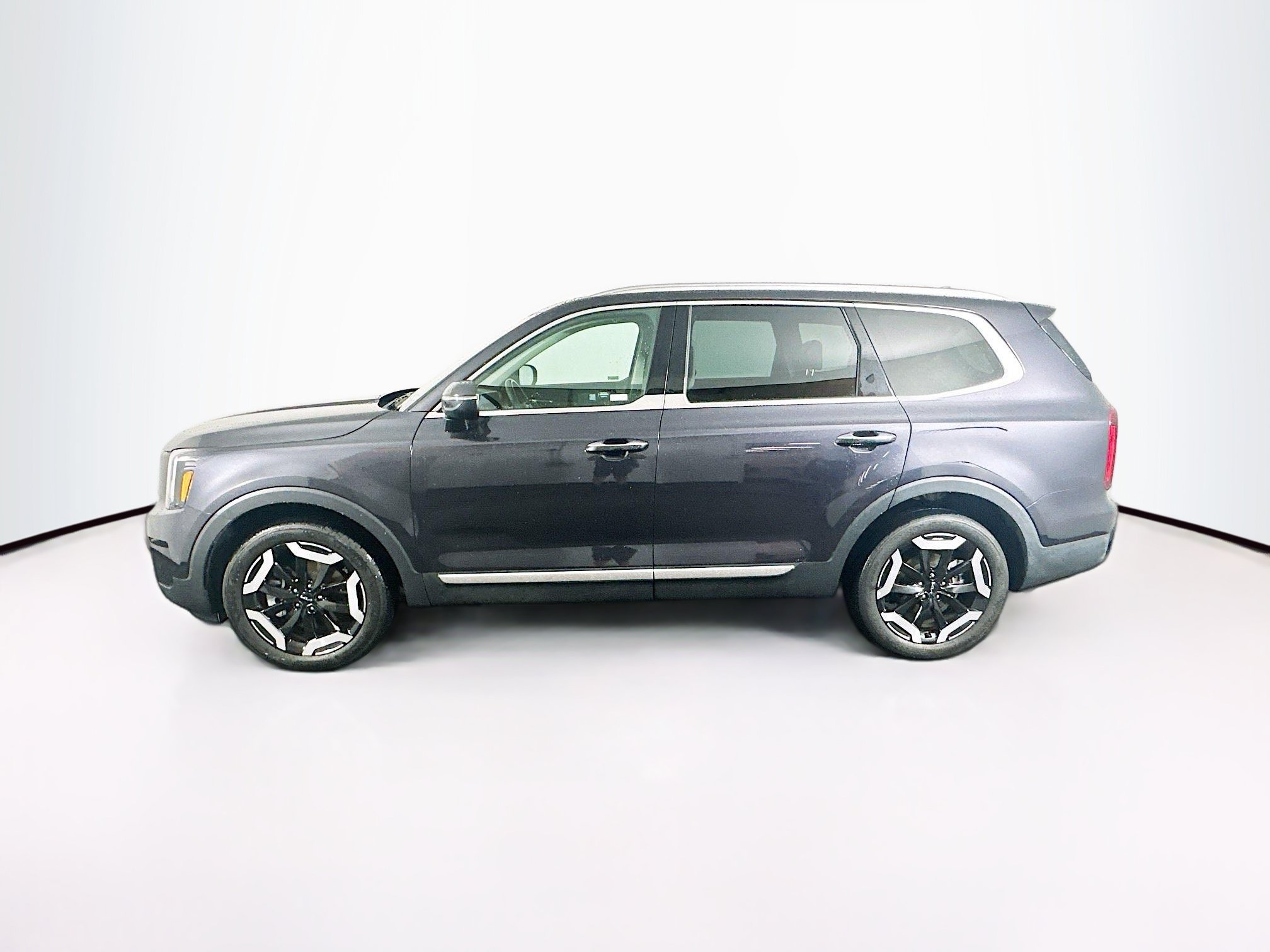Used 2025 Kia Telluride S FWD image 4