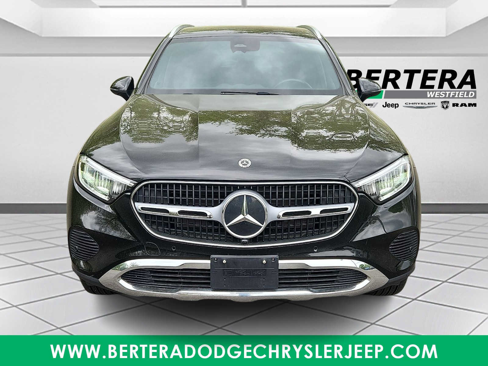 Used 2024 Mercedes-Benz GLC 300 4MATIC image 2