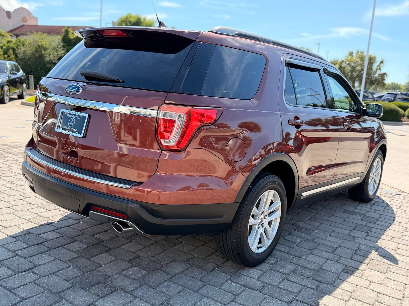 Used 2018 Ford Explorer XLT w/ Equipment Group 202A FWD image 9