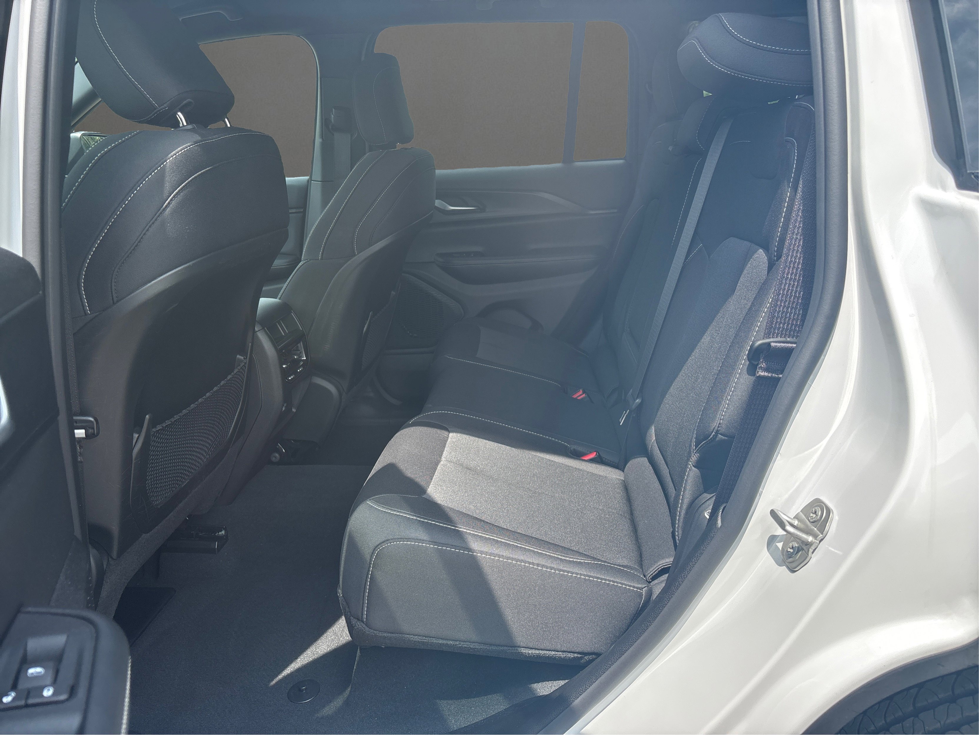 Used 2024 Jeep Grand Cherokee Laredo image 12