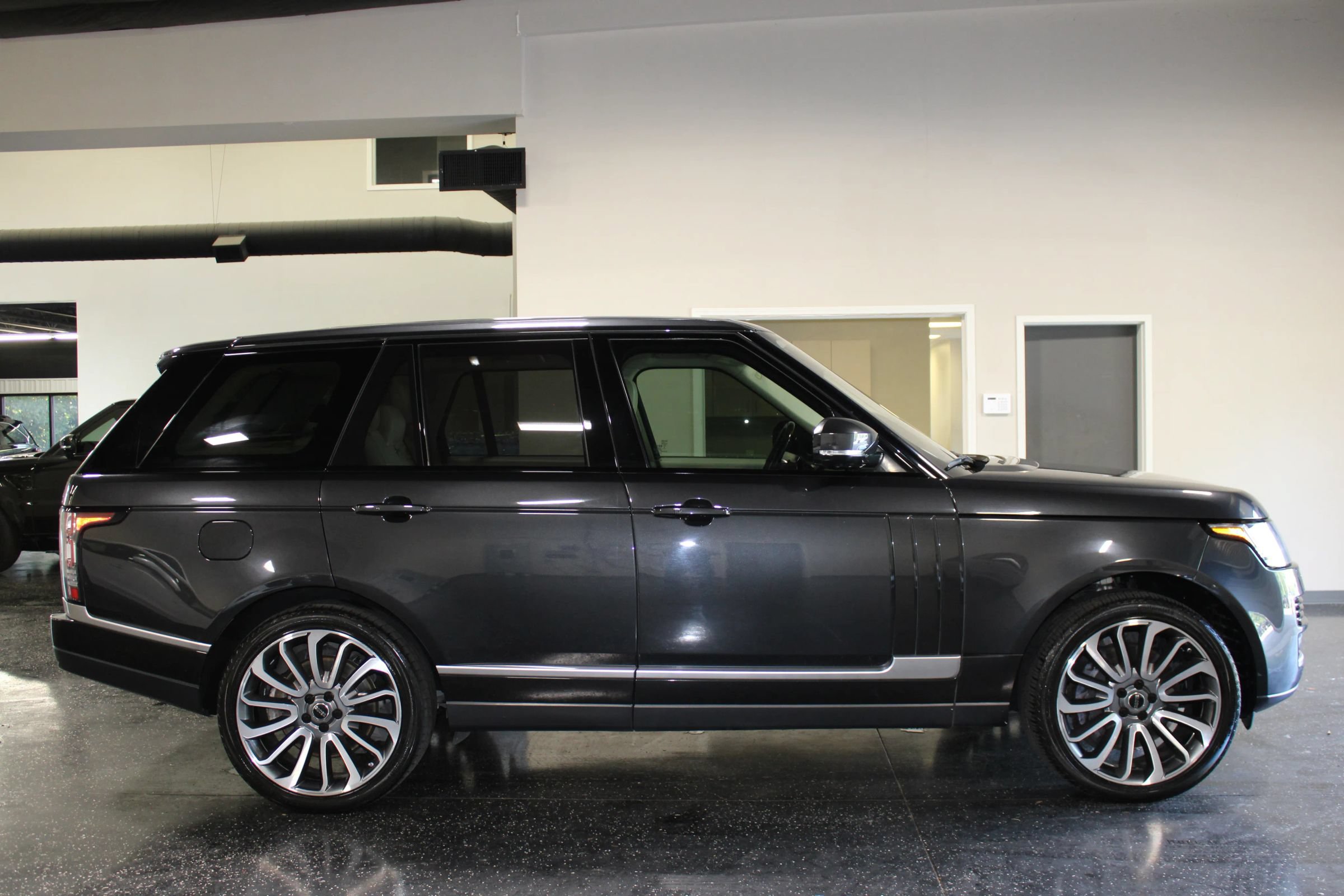Used 2014 Land Rover Range Rover Supercharged AWD/4WD image 2